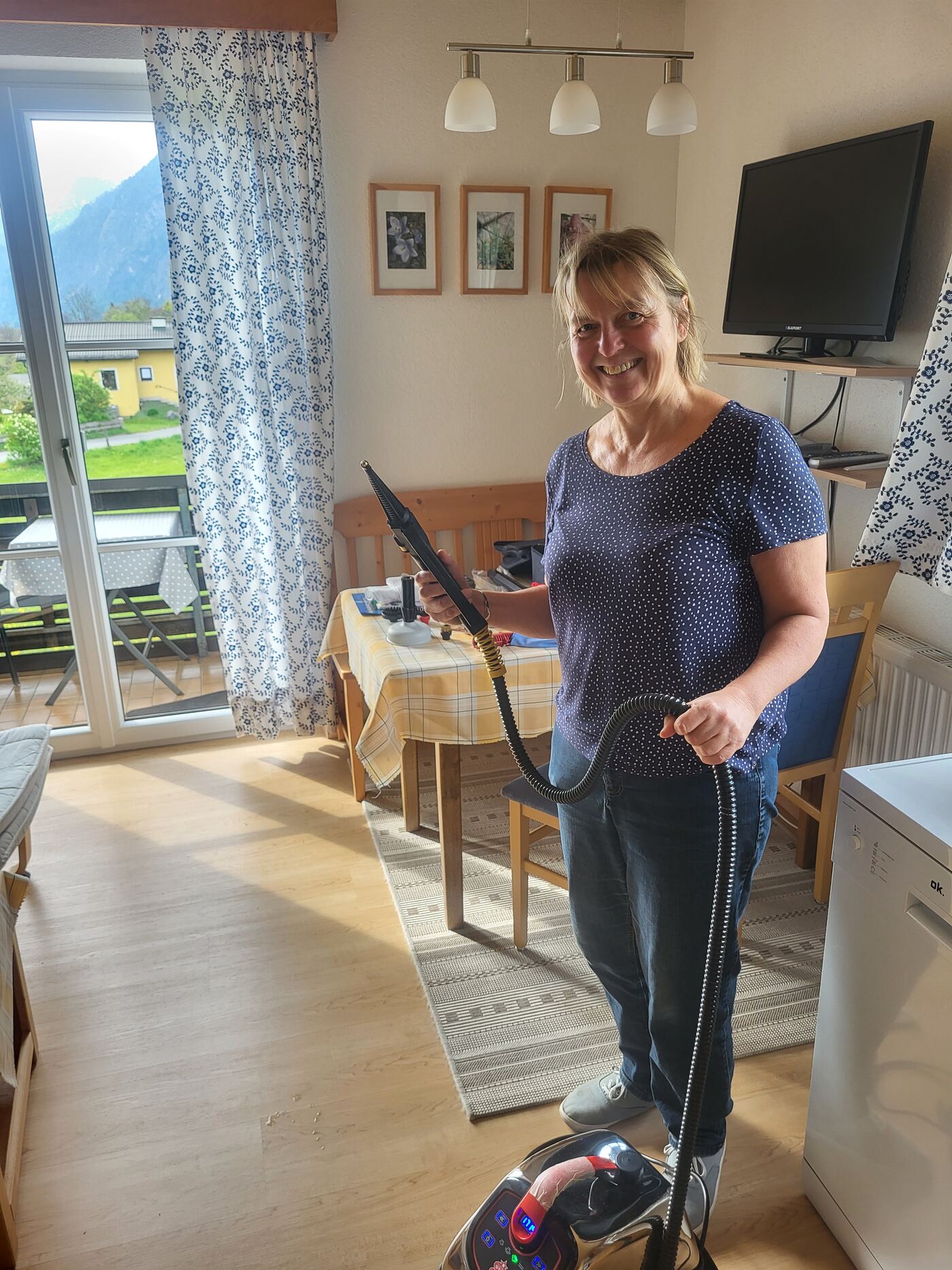 Zufriedene Kundin mit ihrem neuen Dampfgerät