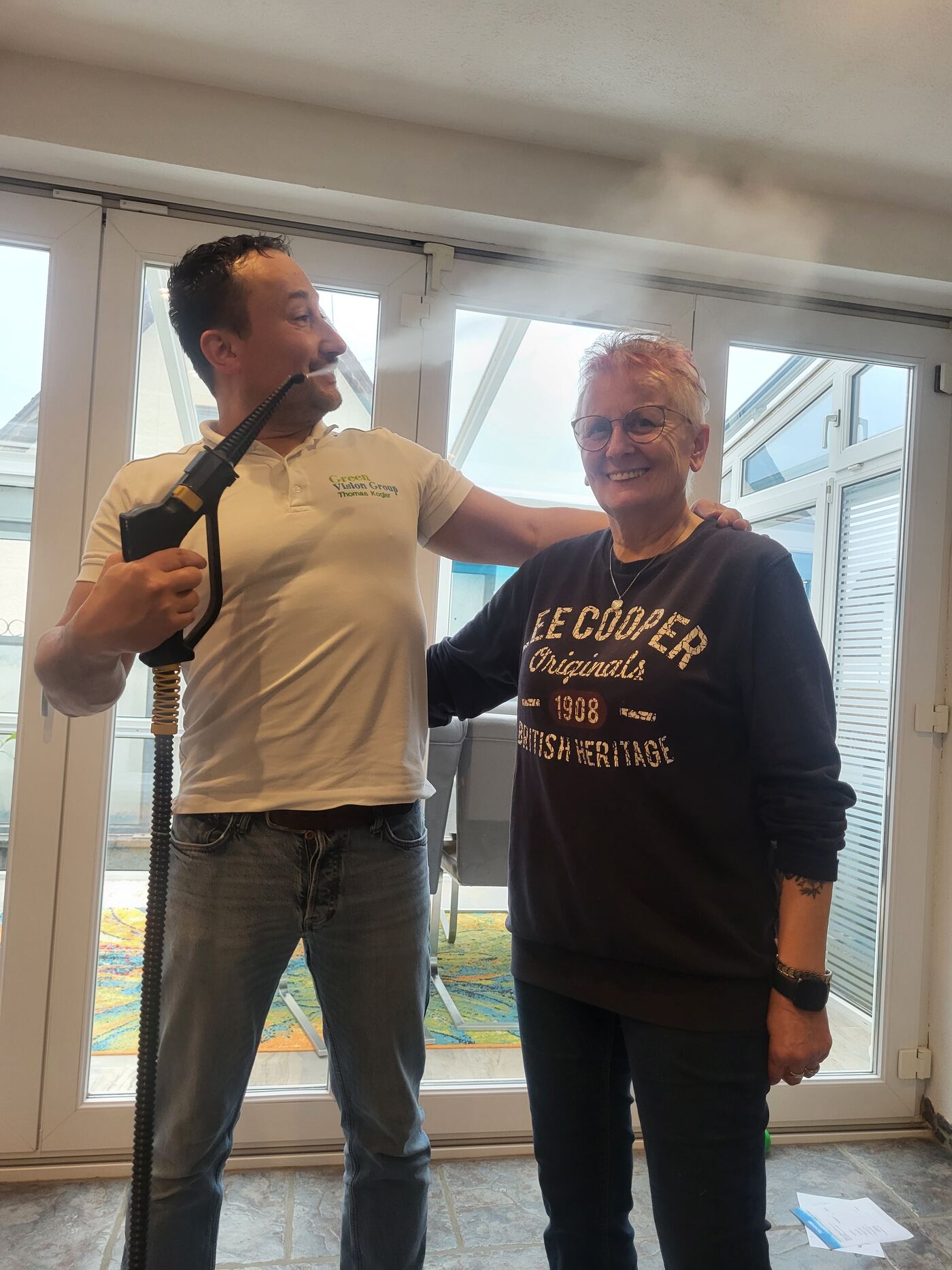 Thomas Kogler bei der Geräteübergabe mit einer Kundin