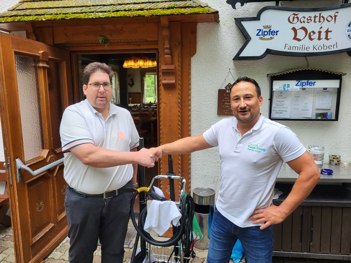 Geräteübergabe im Gasthof Veit